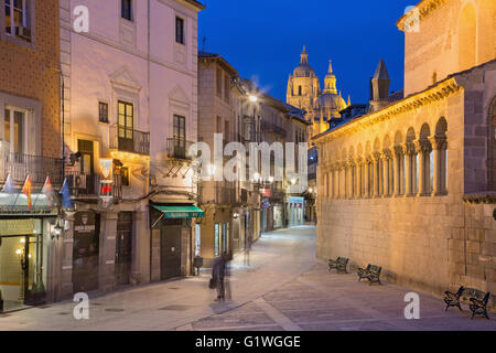 SEGOVIA, Espagne, 15 avril - 2016 : Calle Juan Bravo street et la cathédrale en arrière-plan au crépuscule. Banque D'Images