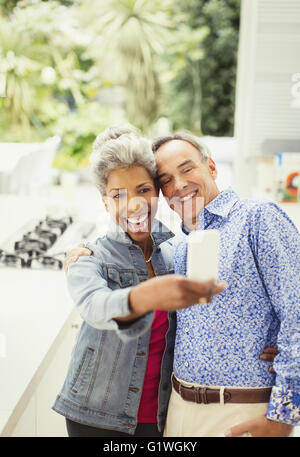 Couple enthousiaste selfies en tenant Banque D'Images
