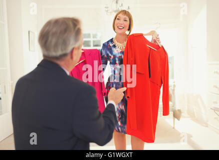 Aider mari femme décident de porter des vêtements qui Banque D'Images
