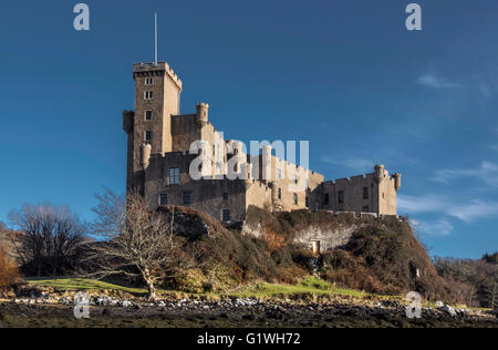 Le fier et dominant le château de Dunvegan. Banque D'Images