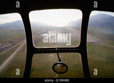 Vue aérienne de l'Aeroflot à charte de l'hélicoptère en approche Provideniya ; Sibérie ; Région de Magadan, Fédération de Russie Banque D'Images