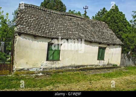 Vieille ferme délabrée à la démolition ou la réparation. Banque D'Images