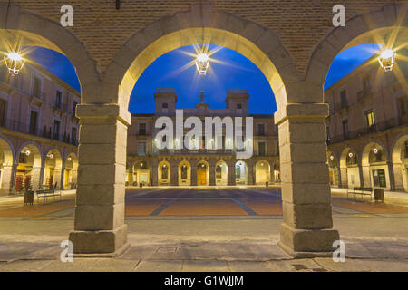 AVILA, Espagne, 19 avril - 2016 : Plaza del Mercado Chico au crépuscule Banque D'Images