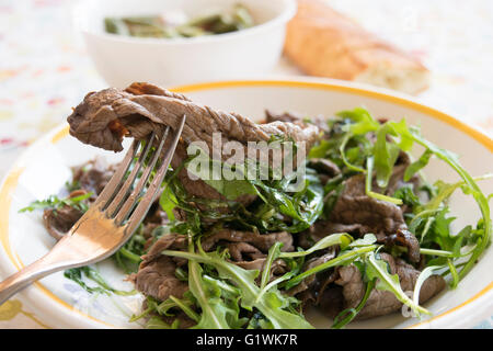 Languettes de boeuf à la roquette Banque D'Images