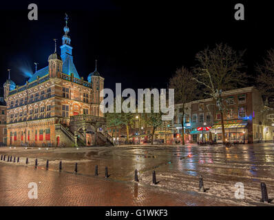 La Waag (clou) sur le bord de la Brink square, construit en 1550 et restauré en 2003. Banque D'Images