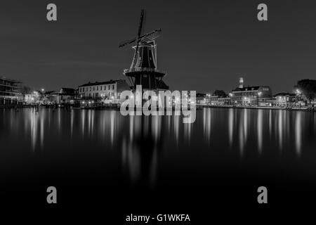 Blue Hour photo de Moulin De Adriaan le long de la rivière Spaarne Haarlem (en néerlandais) Banque D'Images