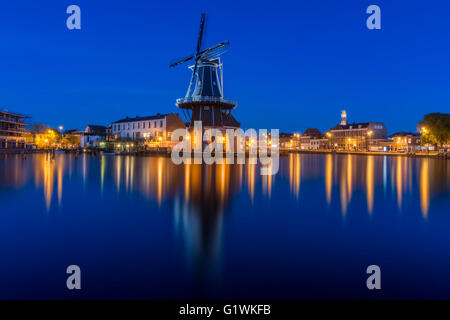 Blue Hour photo de Moulin De Adriaan le long de la rivière Spaarne Haarlem (en néerlandais) Banque D'Images