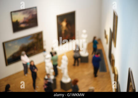 Les personnes qui visitent le musée et galerie d'art ou regarder des peintures et sculptures, en vue de dessus image floue Banque D'Images