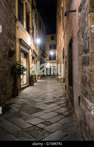Les petites rues la nuit à Lucca, Italie Banque D'Images