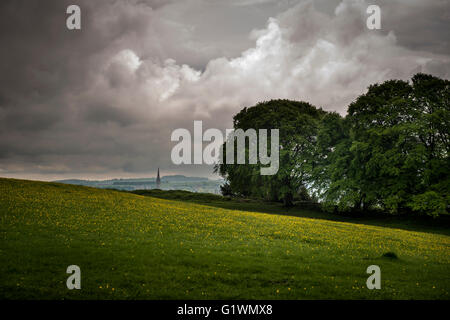 Vue de la flèche de la cathédrale de Salisbury de Old Sarum, Wiltshire, Royaume-Uni Banque D'Images