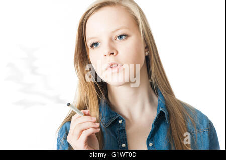 Teenage girl with cigarette isolated on white Banque D'Images