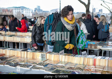 Londres, Angleterre - le 24 janvier 2015 : Les gens parcourant les livres en vente au marché du livre Southbank Centre à Londres, en Angleterre. L Banque D'Images