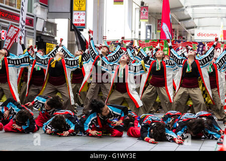 Festival Danse Yosakoi Hinokuni à Kumamoto, au Japon. Les jeunes femmes, l'équipe en yukata coloré, holding naruko, claquettes, danse de shopping mall. Banque D'Images