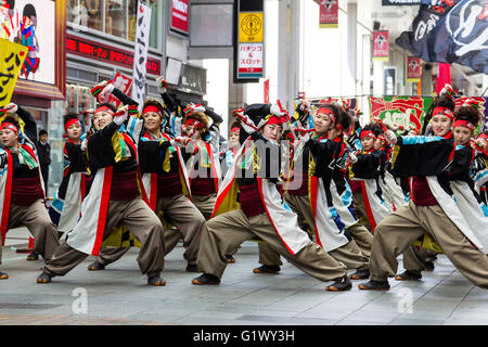 Festival Danse Yosakoi Hinokuni à Kumamoto, au Japon. Les jeunes femmes, l'équipe en yukata coloré, holding naruko, claquettes, danse de shopping mall. Banque D'Images