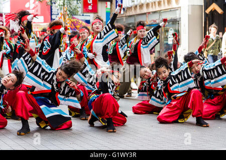 Festival Danse Yosakoi Hinokuni à Kumamoto, au Japon. Les jeunes femmes, l'équipe en yukata coloré, holding naruko, claquettes, danse de shopping mall. Banque D'Images