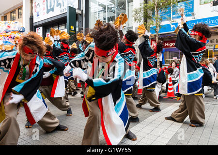 Festival Danse Yosakoi Hinokuni à Kumamoto, au Japon. Les jeunes femmes, l'équipe en yukata coloré, holding naruko, claquettes, danse de shopping mall. Banque D'Images