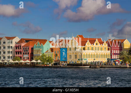 Les lignes de l'architecture néerlandaise coloré le quai à Willemstad, Curaçao, Antilles Banque D'Images