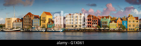 Vue panoramique de l'architecture néerlandaise colorés qui bordent le quai à Willemstad, Curaçao, Antilles Banque D'Images