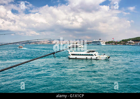 Un bateau passe devant le pont Halic à Istanbul Banque D'Images