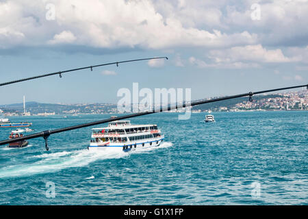 Un bateau passe devant le pont Halic à Istanbul Banque D'Images