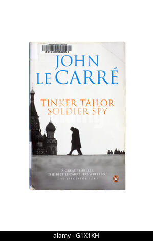 Tinker Tailor Soldier Spy par John Le Carre photographié sur un fond blanc. Banque D'Images