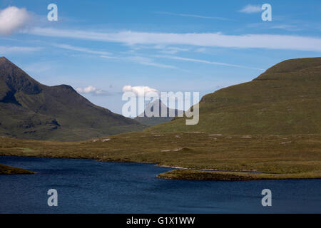 Stac Pollaidh Beag cul en arrière-plan Une Loagh sur flanc de cul Mor Lochan un ais de premier plan Knockan Crag Assynt Ecosse Banque D'Images