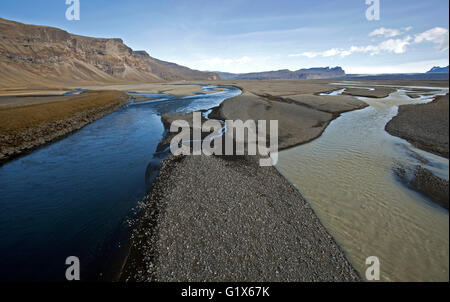 L'écoulement glaciaire se retrouvent dans la plaine de sable volcanique Skeidararsandur, Région du Sud, Islande Banque D'Images