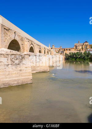 Pont romain, Puente Romano sur le Rio Guadalquivir, Cathédrale Mezquita de Cordoue, Andalousie, Espagne, province Banque D'Images