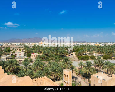 Vue depuis le Fort Nakhl, ou Al Husn Heem, sur Nachl avec la grande mosquée, province de Al-Batinah, Oman, pays du Golfe Banque D'Images