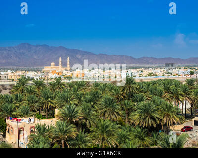 Vue depuis le Fort Nakhl, ou Al Husn Heem, sur Nachl avec la grande mosquée, province de Al-Batinah, Oman, pays du Golfe Banque D'Images