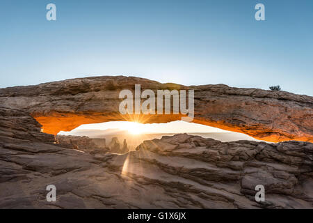 Vue à l'Arche naturelle, Mesa Arch, Sunrise, Grand View Point Road, Île dans le ciel, le Parc National de Canyonlands, Moab, Utah Banque D'Images