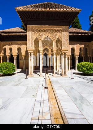 Arabesque architecture maure, Cour des Lions, le Patio de los Leones, Alhambra de Grenade nasride, province, Andalousie, Espagne Banque D'Images