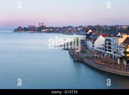Vue depuis plus Moleturm Friedrichshafen au lac de Constance, l'église du château et de la promenade, à l'aube, le lac de Constance, district de Souabe Banque D'Images
