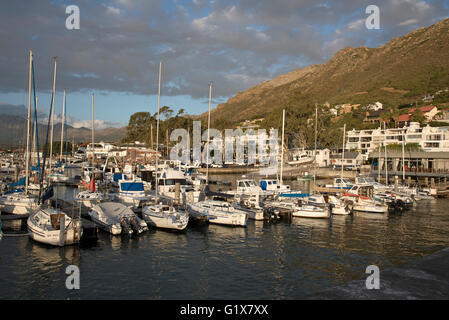 GORDON'S BAY WESTERN CAPE AFRIQUE DU SUD . Les mouillages pour bateaux privés dans le port à Gordon's Bay, un village de vacances Banque D'Images