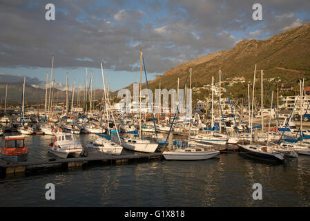 GORDON'S BAY WESTERN CAPE AFRIQUE DU SUD . Les mouillages pour bateaux privés dans le port à Gordon's Bay, un village de vacances Banque D'Images