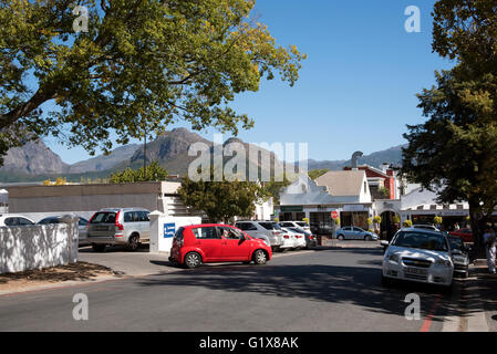 FRANSCHHOEK WESTERN CAPE AFRIQUE DU SUD. Une vue générale de la rue principale à Franschhoek une petite ville de l'ouest du cap Banque D'Images