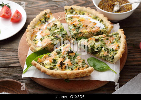 Quiche au saumon fumé et aux épinards, de l'alimentation close-up Banque D'Images