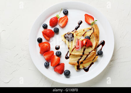 Crêpes de fruits d'été sur la plaque, vue du dessus Banque D'Images