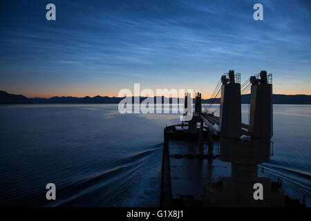 Bateau de croisière naviguant dans l'Alaska, au crépuscule Banque D'Images