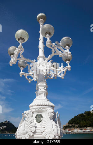 Très baroque lampe standard lampe laqué blanc en plein soleil contre un ciel bleu à la plage, dans la ville de San Sebastian, Espagne Banque D'Images