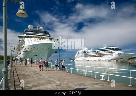 Passagers et des navires de croisière Celebrity 'Eclipse' à port, Saint John's, Antigua, Antilles Banque D'Images