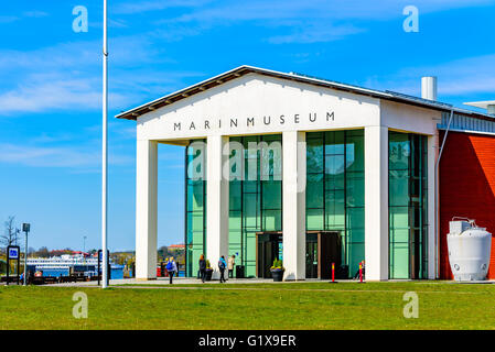 Karlskrona, Suède - mai 3, 2016 : l'entrée de la Marinmuseum (maritime museum) à l'île Stumholmen. Les gens à pied par l'extérieur Banque D'Images