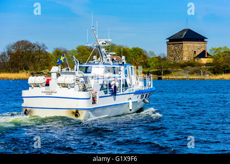 Karlskrona, Suède - mai 3, 2016 : l'Sturkopendeln est un petit ferry de banlieue trafic l'archipel entre Sturko island Banque D'Images