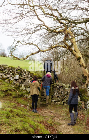 Les marcheurs en Dentdale, Yorkshire Dales National Park, Cumbria, Angleterre. Banque D'Images