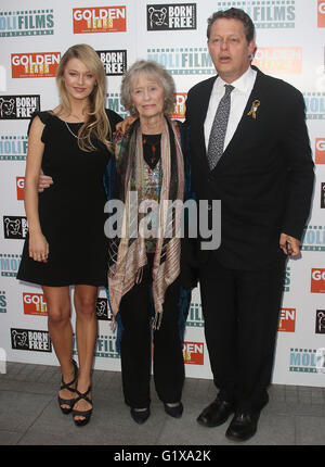 14 avril 2016 - Lily Travers, Virginia McKenna et William Travers assistant à Golden Years UK Film Premiere à Odéon, Tottenham Banque D'Images