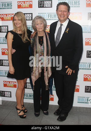 14 avril 2016 - Lily Travers, Virginia McKenna et William Travers assistant à Golden Years UK Film Premiere à Odéon, Tottenham Banque D'Images