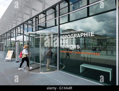 Entrée au musée de l'exposition Topographie de la terreur l'ancien quartier général de la Gestapo à Berlin Allemagne Banque D'Images