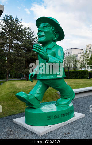 Statue du célèbre Ampelmann à Berlin en Allemagne. Cette lumière verte figure utilisé sur les passages pour piétons pour montrer dangereux de traverser la rue. Banque D'Images