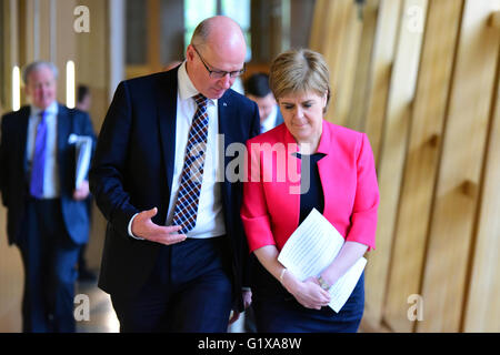 Premier ministre Nicola Sturgeon en profonde conversation avec son adjoint John Swinney comme elle fait son chemin à la chambre de l'Écossais Banque D'Images