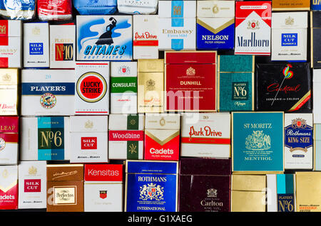 Paquets de cigarettes ancien Divers Banque D'Images